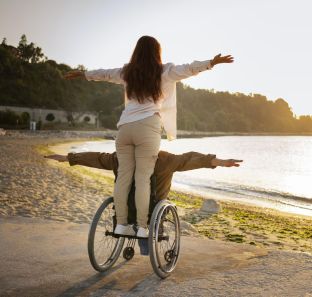 Photo 2 pers sur un fauteuil roulant